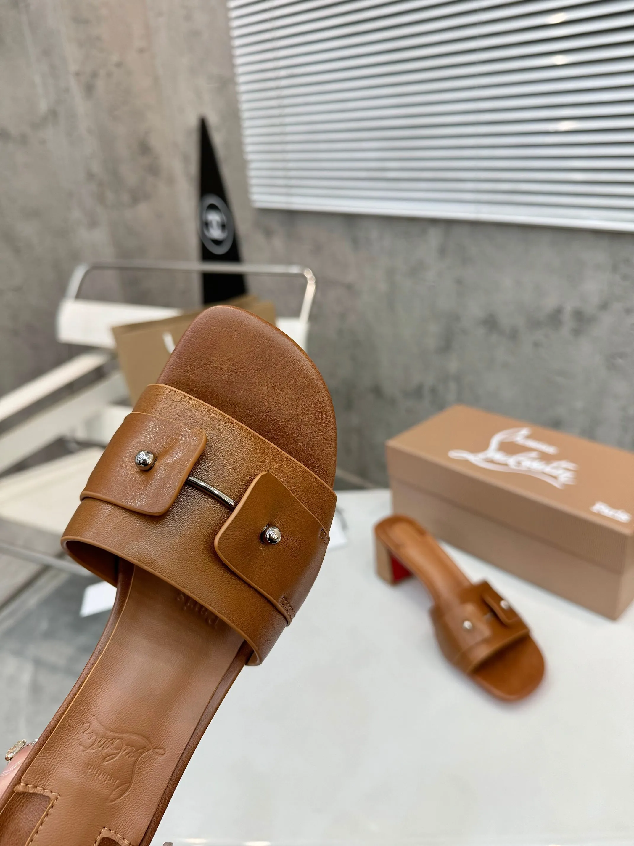 👟👟Ex-factory price 420👟👟 Genuine leather base +40 Top version Purchasing level ⚡③ colors to choose from. Christian Louboutin (CL) logo design is launched this year. The latest catwalk style of red-soled shoes 💥abbreviated as CL. This year's T-stage catwalk style of red-soled shoes👠 has a fresh and refreshing feel, and is perfect on the feet. 💃elegant and crystal clear. All accessories, materials and patterns are all customized at the original 1:1, zero distance from the original version. 1⃣ Upper: cowhide + unique logo 2⃣ Inner: sheepskin 3⃣Outsole: Original one-to-one molded genuine leather rubber non-slip two-color label outsole 4⃣🔺Original packaging 5⃣Number of yards: 35-42 (refundable or exchangeable if ordering 42)